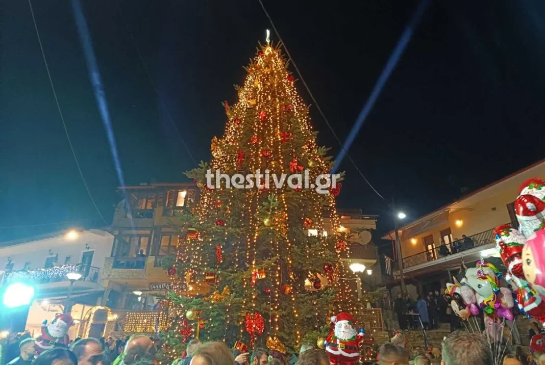 Φωταγωγήθηκε το πρώτο χριστουγεννιάτικο δέντρο στον Ταξιάρχη Χαλκιδικής