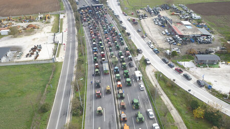 Ενισχύονται διαρκώς τα μπλόκα στις εθνικές οδούς