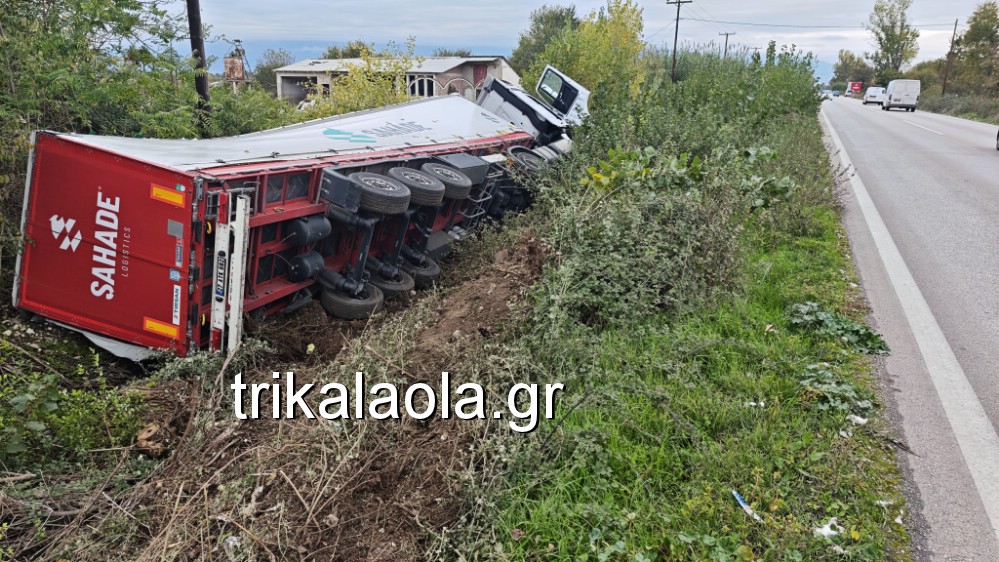 ntalika-troxaio-2025-6 Τρίκαλα: Νταλίκα φορτωμένη με βαμβάκι εξετράπη και κατέληξε σε χαντάκι