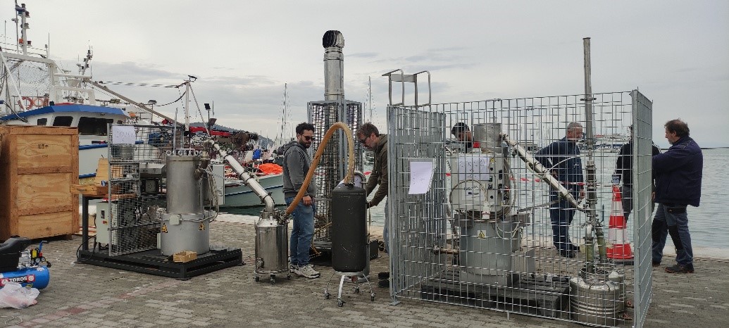 Mονάδα πυρόλυσης για τη διαχείριση θαλάσσιων πλαστικών απορριμμάτων εγκαταστάθηκε στο λιμένα του Βόλου