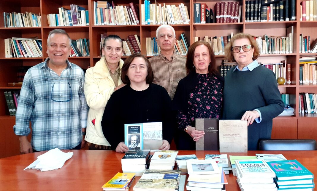 Το ΠΟΚΕΛ πρόσφερε βιβλία στο 2ο Γενικό Λύκειο Λάρισας – «Ιπποκράτης»
