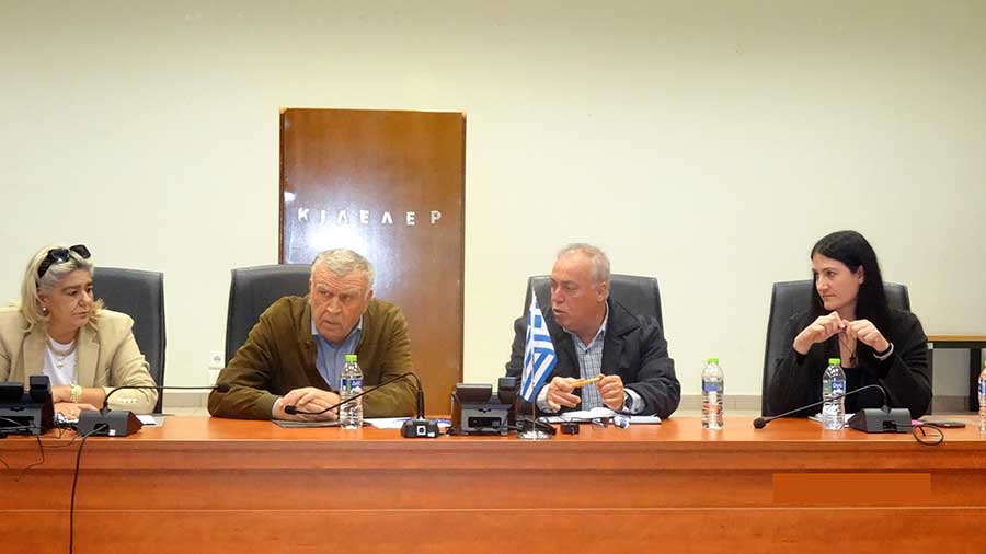 Ολοκληρώθηκαν οι επαφές – ενημερώσεις του Δημάρχου Κιλελέρ Θανάση Νασιακόπουλου με τους Προέδρους των Δημοτικών Ενοτήτων. Οι συναντήσεις, στο πλαίσιο του διαλόγου και την συνεργασίας, που πραγματοποιήθηκαν στην Κοινότητα του Μικρού Βουνού και στο Δημαρχείο Κιλελέρ σχεδιάστηκαν για να καταγραφεί σε πρώτο στάδιο η πρόοδος των εργασιών και των έργων που οι Πρόεδροι και τοπικά συμβούλια είχαν προτείνει και αφορούν στις κοινότητες τους. Συζητήθηκαν επίσης και οι προτάσεις τους για τον ετήσιο προγραμματισμό, τον προϋπολογισμό και το τεχνικό πρόγραμμα του Δήμου. Παράλληλα, μέσα από τις συναντήσεις, δόθηκε η δυνατότητα στο Δήμαρχο να συνομιλήσει με τους Προέδρους με στόχο να κατατεθούν νέες προτάσεις και να εντοπιστούν, με σκοπό να επιλυθούν άμεσα, πιθανά προβλήματα που δυσχεραίνουν την καθημερινότητα των δημοτών. Μετά το πέρας των συναντήσεων ο Δήμαρχος δήλωσε: «Οι συναντήσεις με τους Προέδρους των Κοινοτήτων επιβεβαίωσαν ότι ο Δήμος μας διαθέτει ισχυρές δυνάμεις συνεργασίας και κοινό όραμα για το μέλλον. Μέσα από τον διάλογο αυτό θέτουμε τις βάσεις για έναν προγραμματισμό που υπηρετεί την ανάπτυξη σε όλα τα επίπεδα, κοινωνικό, οικονομικό και περιβαλλοντικό. Σχεδιάζουμε και υλοποιούμε έργα που αναβαθμίζουν τις υποδομές, ενισχύουν την τοπική επιχειρηματικότητα, βελτιώνουν την ποιότητα ζωής και προωθούν τον ψηφιακό και πράσινο μετασχηματισμό του Δήμου. Η Δημοτική Αρχή προχωρά με συνέπεια, διαφάνεια και αξιοποίηση κάθε διαθέσιμου πόρου – από εθνικά και ευρωπαϊκά προγράμματα – ώστε κανένα έργο να μη μείνει στα χαρτιά και καμία κοινότητα να μη μείνει πίσω. Θέλω να ευχαριστήσω θερμά όλους τους Προέδρους για τη συμμετοχή τους, τις τεκμηριωμένες προτάσεις και τη διάθεση συνεργασίας που επέδειξαν. Μαζί προχωρούμε σε μια νέα αναπτυξιακή εποχή για τον Δήμο μας — έναν Δήμο ισχυρό, σύγχρονο και δημιουργικό, που επενδύει στο μέλλον των ανθρώπων του». Στο κλιμάκιο που συνόδευε τον Δήμαρχο στις συναντήσεις συμμετείχαν οι Αντιδήμαρχοι Σ. Θεοχαρόπουλος, Σ. Λαδοπούλου – Χατζητζομπάνη, Απ. Μαξιμιάδης, Σ. Νταφόπουλος, Σ. Σωτηρίου, Τ. Τσινούλης και Χ. Τσιχίτας, ο Πρόεδρος της ΔΕΥΑΚ Αχ. Βαρδακούλης, ο Εντεταλμένος Σύμβουλος Κ. Φιλιππούλης, η Δημοτική Σύμβουλος Ελ. Ζωιοπούλου και η Γ.Γ. του Δήμου Β. Χλιάπη – Γκουνιαρούδη. Στη συνάντηση της ΔΕ Κραννώνα συμμετείχαν οι πρόεδροι των κοινοτήτων Αγίων Αναργύρων Γ. Τσικρίκας, Αγίου Γεωργίου Γ. Νανούλη, Βουναίνων Μ. Χατζηλιάδης, Δοξαρά Λ. Παλιοκώστας, Κραννώνα Κ. Τσιαγκλάνης, Μαυροβουνίου Δ. Παπακυρίτσης, Μικρού Βουνού Δ. Γκουτζιούλας και Ψυχικού Ν. Γκαμπλιάς. Στη συνάντηση των ΔΕ Αρμενίου - Κιλελέρ συμμετείχαν οι πρόεδροι των κοινοτήτων Αρμενίου Κ. Κολοβός, Καλαμακίου Αλ. Καράτζιου, Κιλελέρ Β. Σβερώνη, Μ. Μοναστηρίου Π. Κυρούδης, Μέλισσας Αρ. Δεσλής, Ν. Περιβολίου Ν. Νάρης, Νίκης Χ. Βεργής και Σωτηρίου Β. Ντελόπουλος.