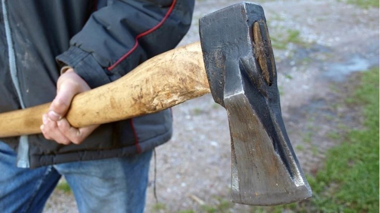 Λάρισα: Άνδρας κυνηγούσε γυναίκα με τσεκούρι μπροστά στα παιδιά της