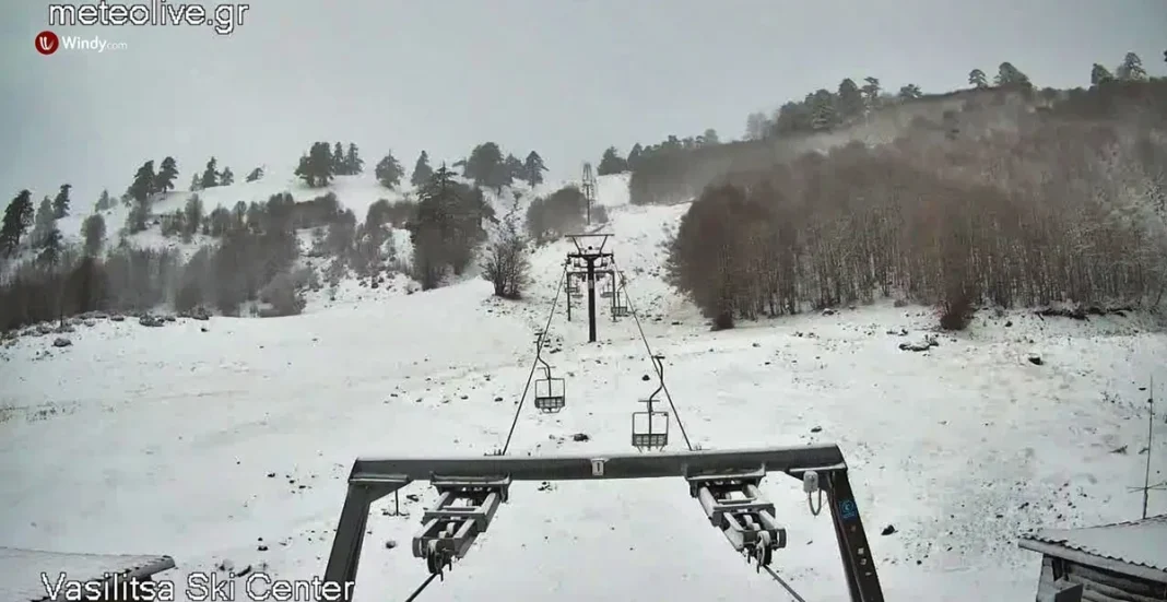 Στα λευκά η Βασιλίτσα Γρεβενών - Συνεχίζεται η χιονόπτωση