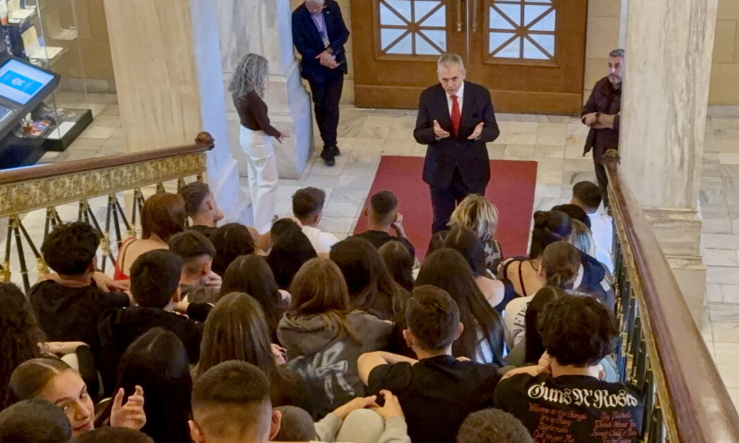 Μ. Χαρακόπουλος σε μαθητές Φαρσάλων στη Βουλή: Από τις επιλογές των πολιτών κρίνεται το μέλλον του τόπου