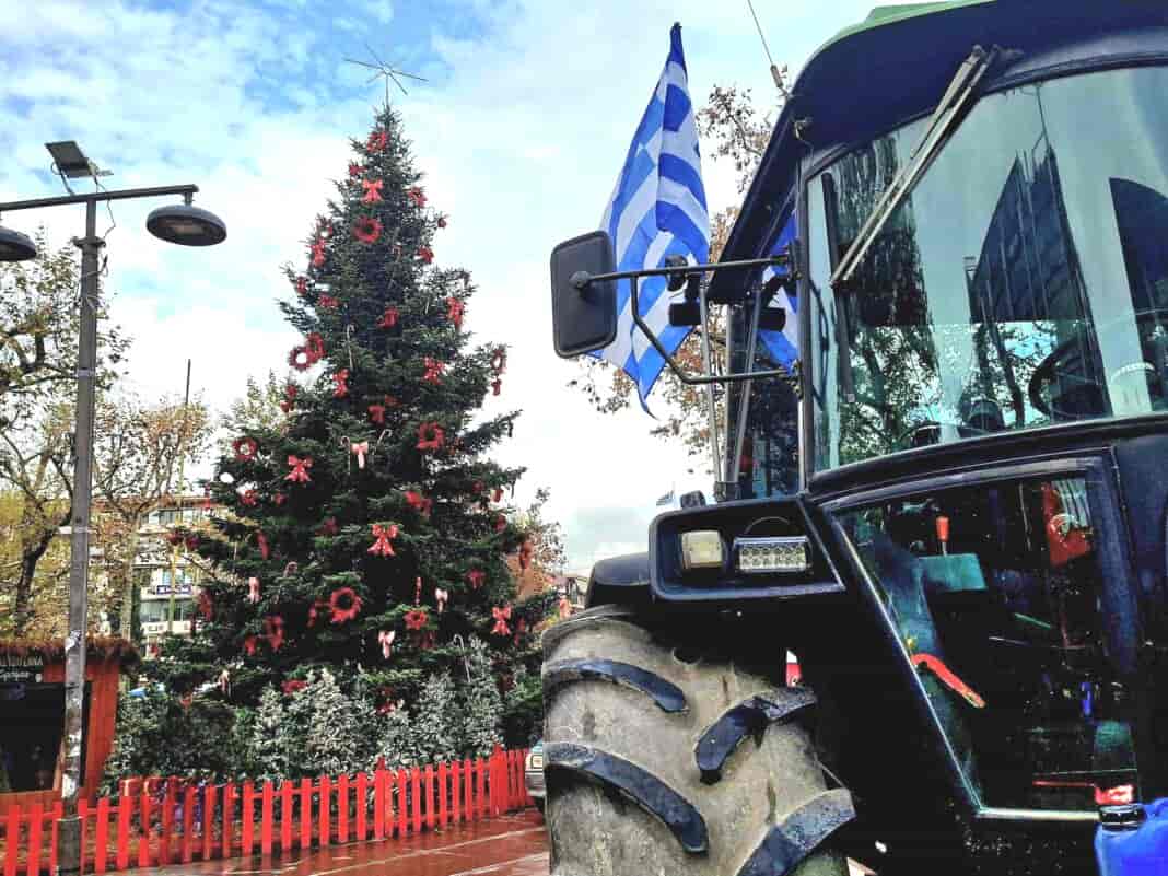 Τα στολισμένα τρακτέρ της Λάρισας έφεραν τα Χριστούγεννα πιο νωρίς στην πόλη
