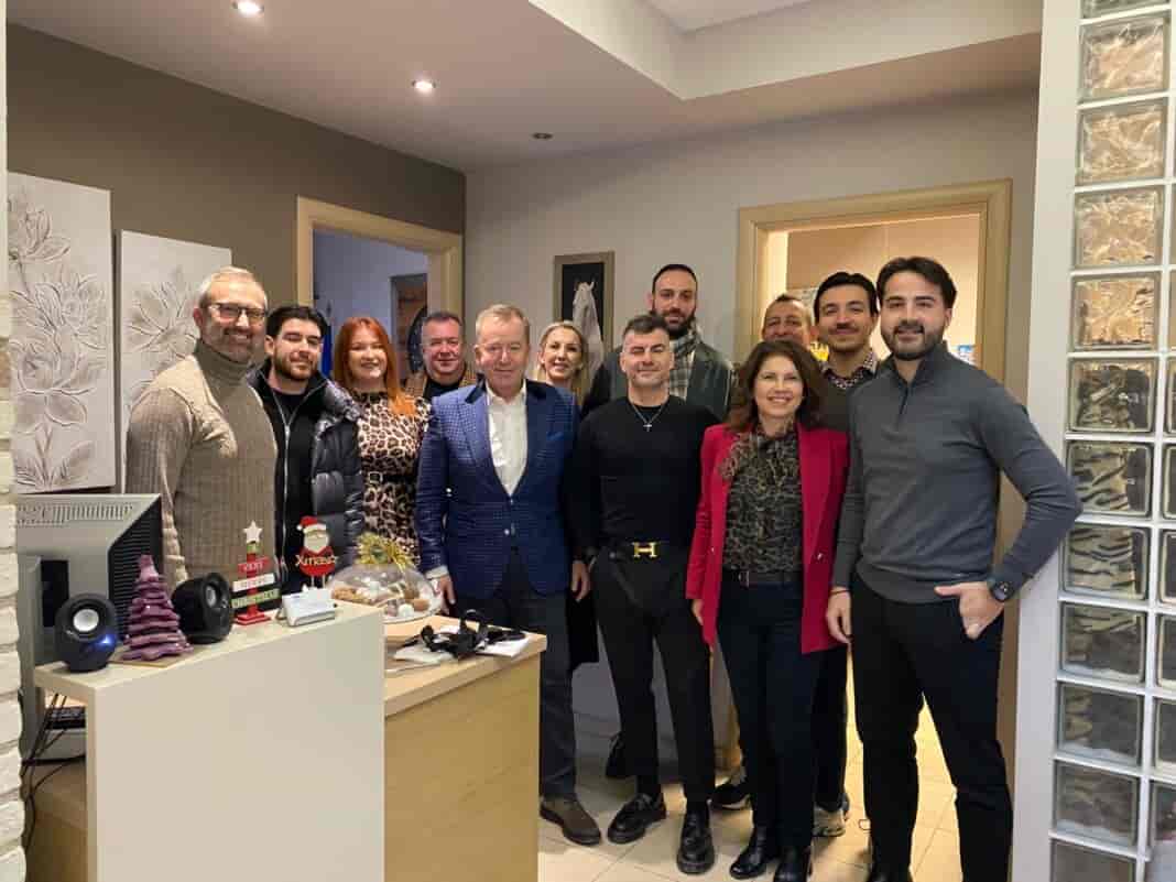 29ee34c4-b9d7-4272-8d2b-8d0066b5f7c4 Πλήθος κόσμου στο πολιτικό γραφείο του Βασίλη Κόκκαλη για ευχές για την ονομαστική του εορτή