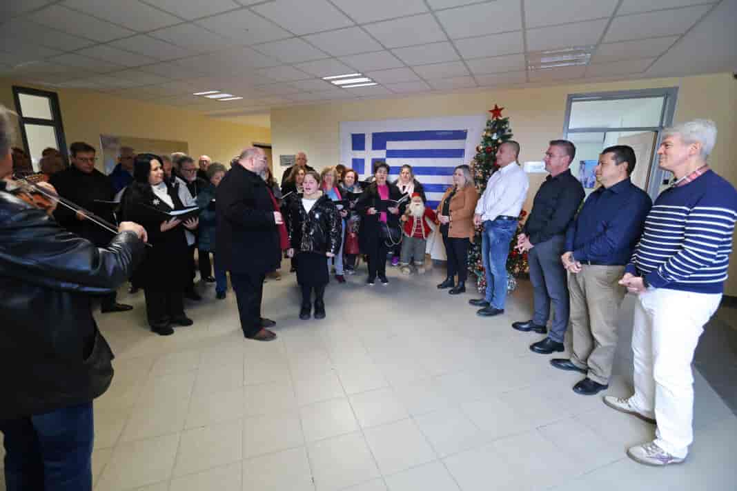 Ο Δημήτρης Κουρέτας άκουσε κάλαντα από μαθητές  και  τα μέλη της Χορωδίας του Πολιτιστικού Κέντρου της Δ.Ε.Η