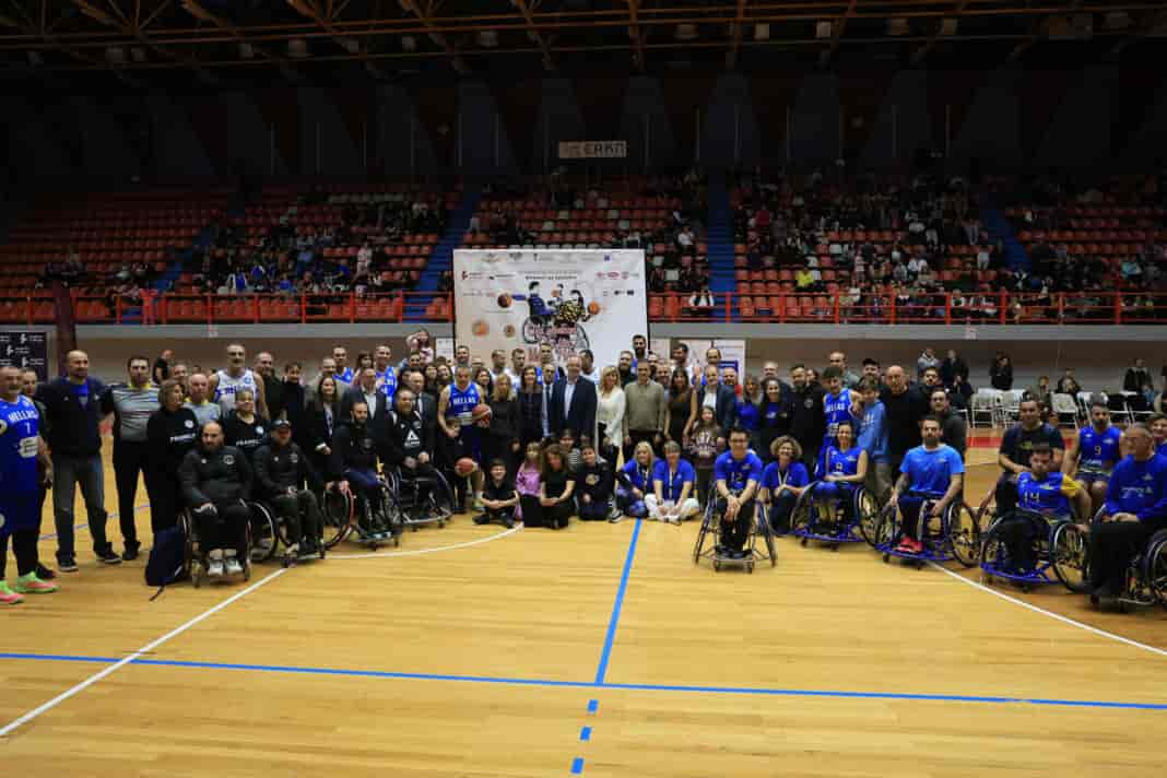 «Όλοι μοναδικοί, όλοι ίσοι, Νικάμε μαζί» - Με παλμό και μεγάλη συμμετοχή ο φιλανθρωπικός αγώνας μπάσκετ με αμαξίδιο στη Νεάπολη Λάρισας