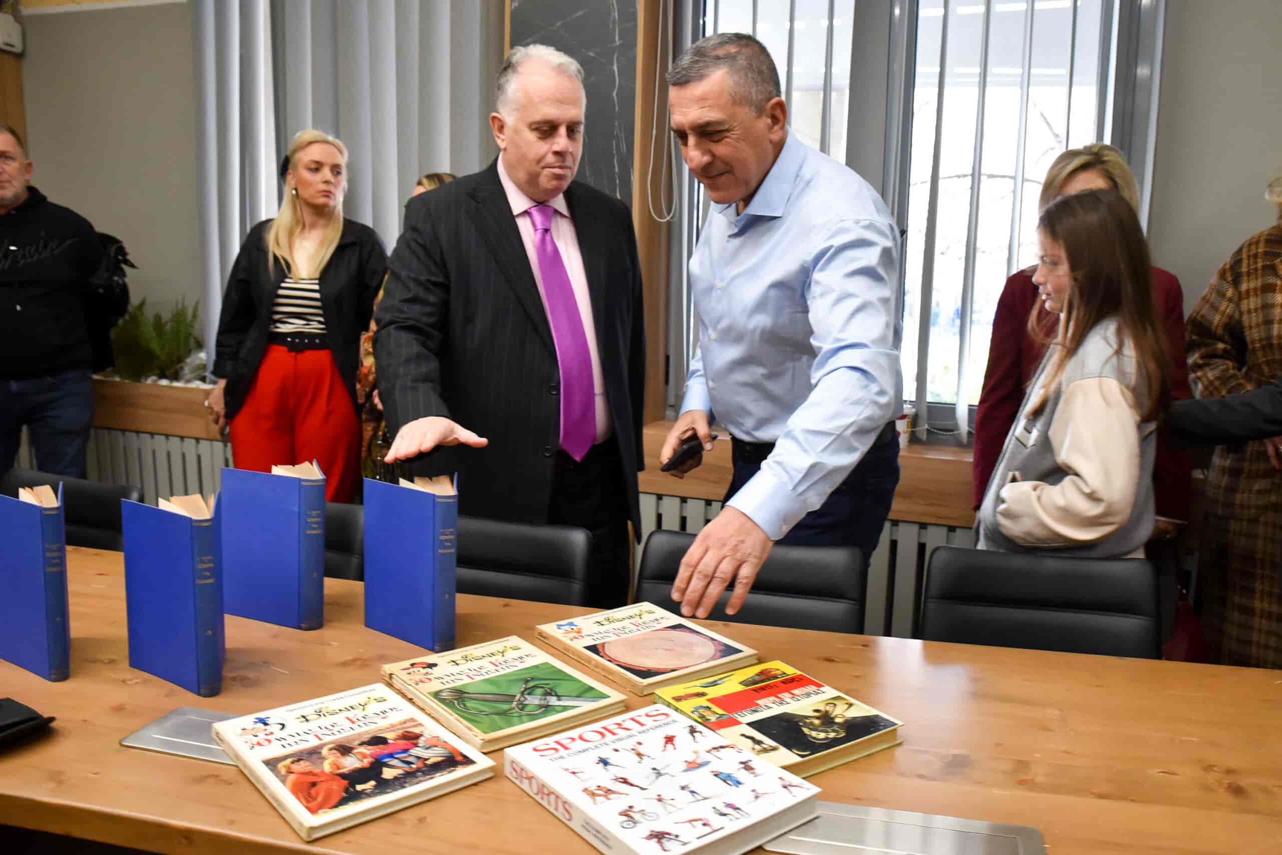 Στην Βιβλιοθήκη της Σκοπέλου η δωρεά βιβλίων Ε. Σούρλα από το Ρήγαιο Φαρσάλων