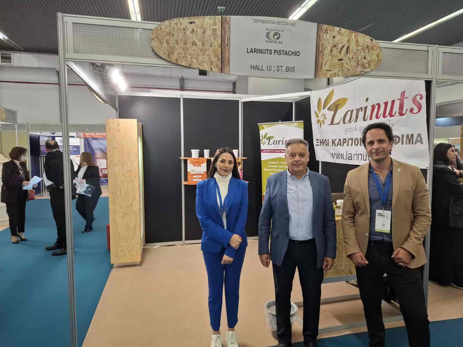 Συμμετοχή της Περιφέρειας Θεσσαλίας στην έκθεση
FOOD & DRINKS by DETROPΗ Περιφέρεια Θεσσαλίας συμμετείχε στην Έκθεση Τροφίμων και Ποτών FOOD & DRINKS by DETROP που πραγματοποιήθηκε στο Εκθεσιακό και Συνεδριακό Κέντρο Θεσσαλονίκης με μεγάλη επιτυχία, υποδεχόμενη περισσότερους από 20.000 επισκέπτες από 47 χώρες, δημιουργώντας ένα δυναμικό περιβάλλον συνεργασίας και επιχειρηματικών ευκαιριών.
Με 250 εκθέτες από την Ελλάδα και το εξωτερικό, καθώς και με πάνω από 650 προγραμματισμένα B2B ραντεβού με αγοραστές και εμπορικούς επισκέπτες από σημαντικές διεθνείς αγορές, η FOOD & DRINKS by Detrop ανέδειξε για ακόμη μία χρονιά τη γαστρονομική δύναμη της χώρας μας και την εξωστρέφεια των ελληνικών προϊόντων.
Με την στήριξη της Περιφέρειας Θεσσαλίας και του Επιμελητηρίου Λάρισας, συμμετείχαν οι παρακάτω θεσσαλικές επιχειρήσεις, αναδεικνύοντας τα ποιοτικά προϊόντα τους και τον ρόλο της Θεσσαλίας στην αγροδιατροφική παραγωγή της χώρας: LARINUTS – ΓΕΩΝΑΤΣ ΜΟΝ ΕΠΕ, ΚΤΗΜΑ ΟΛΥΜΠΟΥ, ΑΠΟΣΤΑΓΜΑΤΑ ΚΑΡΔΑΣΗ, ΤΖΑΦΕΤΑΣ ΑΕ, ΤΣΑΝΤΙΛΗΣ Χ – ΤΣΑΝΤΙΛΗΣ Δ Ο.Ε., ΧΡΥΣΟΧΟΟΥ ΟΙΝΟΠΟΙΕΙΟ.
Την Περιφέρεια Θεσσαλίας εκπροσώπησε ο Γενικός Διευθυντής Περιφερειακής Αγροτικής Οικονομίας και Κτηνιατρικής Δρ. Δημ. Σταυρίδης.