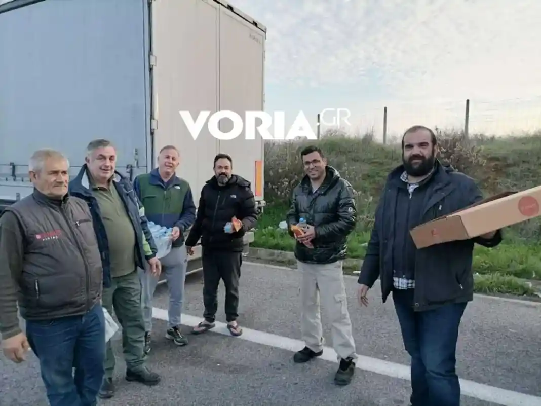IxFar_M7 Αγρότες μοίρασαν φαγητό σε αποκλεισμένους οδηγούς φορτηγών