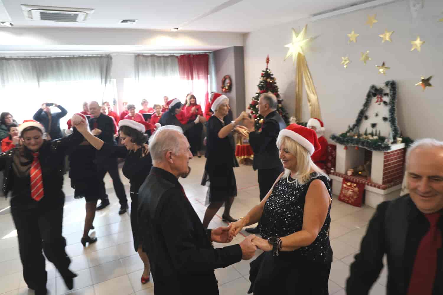 Πλήθος κόσμου στη χριστουγεννιάτικη γιορτή των ΚΑΠΗ