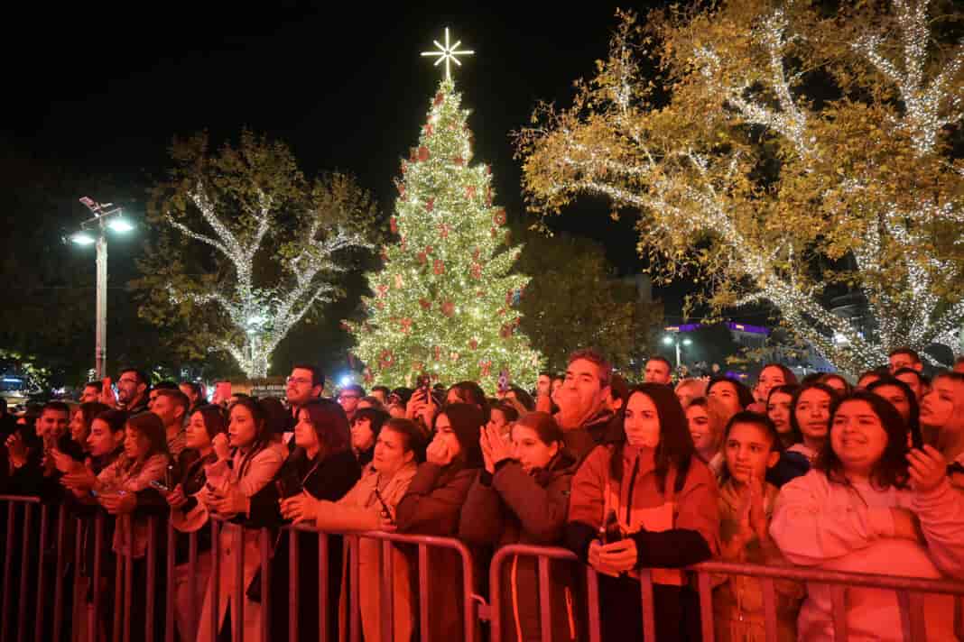 M (6) Φωταγωγήθηκε το χριστουγεννιάτικο δέντρο στο κέντρο της Λάρισας