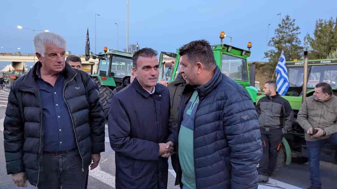 Με τους αγρότες στον κόμβο Νίκαιας ο Θανάσης Μαμάκος