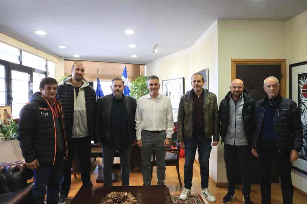 Mamakos - synantisi me athlitika somateia