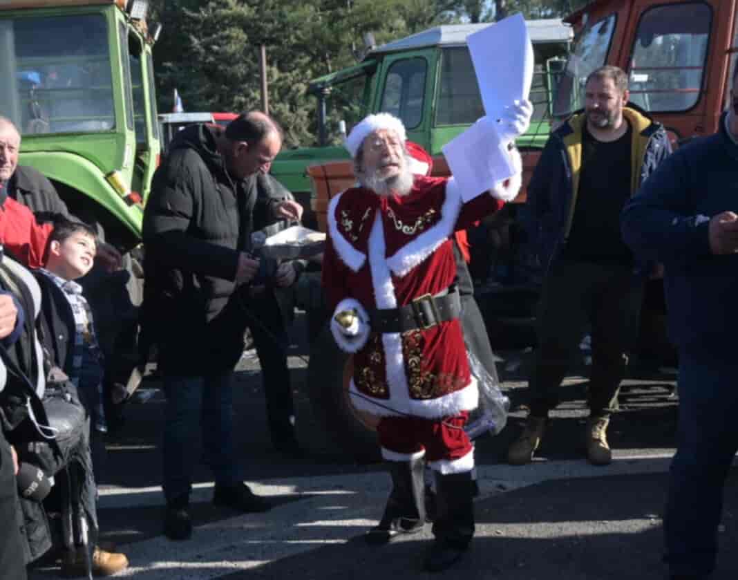 Ο μελισσοκόμος από το μπλόκο της Νίκαιας που ντύθηκε Άγιος Βασίλης