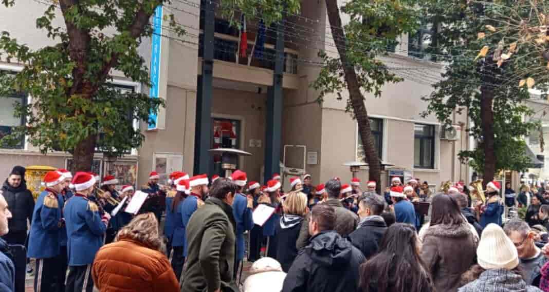 Messenger_creation_6576C26A-0765-48E0-AC74-D91EDBD2F0FD Λάρισα: Χριστουγεννιάτικες μελωδίες από την Φιλαρμονική στον πεζόδρομο της Κούμα
