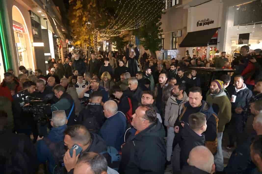 Τελευταία στάση της διαμαρτυρίας των αγροτών το γραφείο του κ.Χρήστου Κέλλα