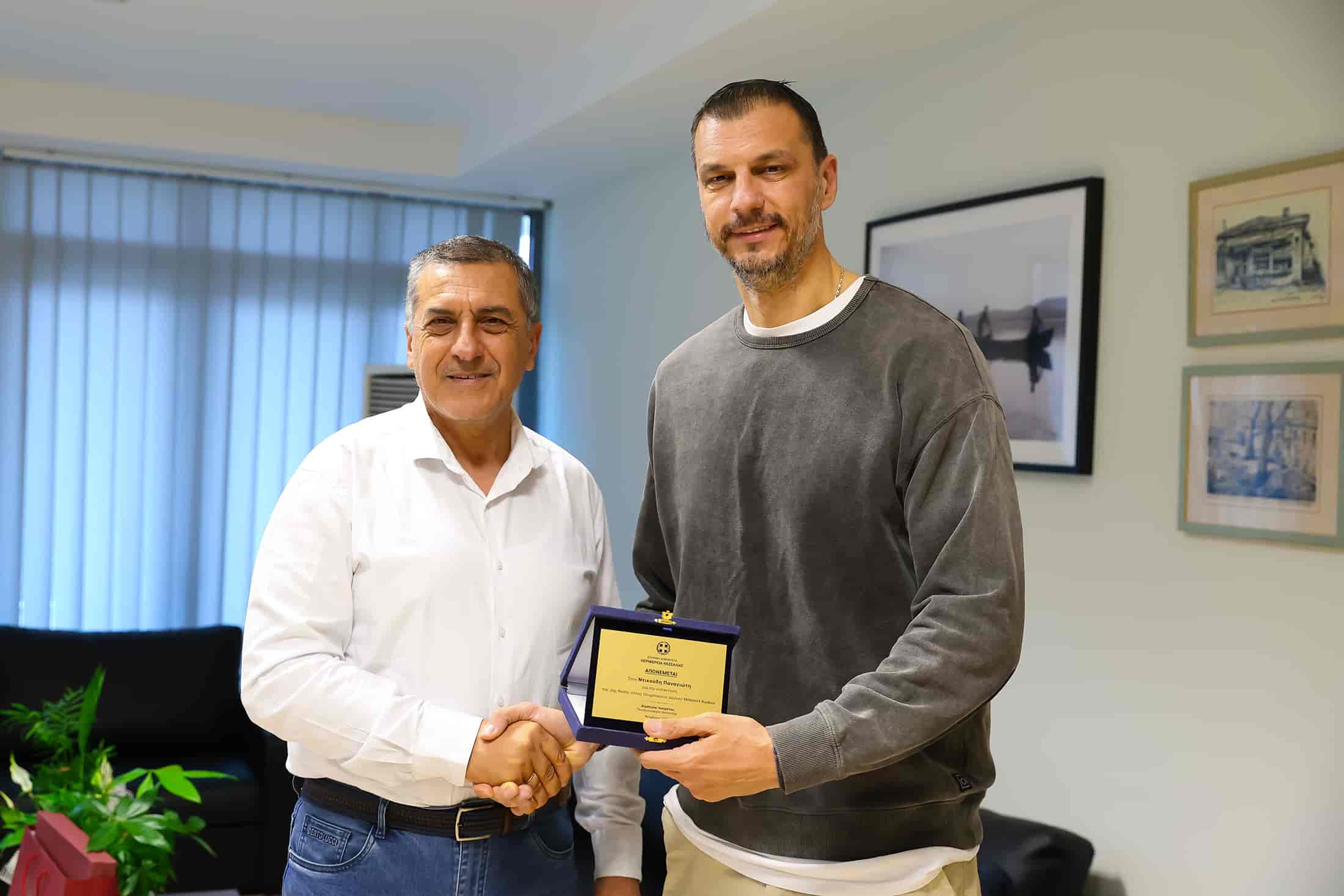 Βράβευση των Παν. Ντικούδη, Γ. Βαβάτσικο και Στεφανία Ζαχείλα από τον Δημ. Κουρέτα για τις διεθνείς διακρίσεις τους