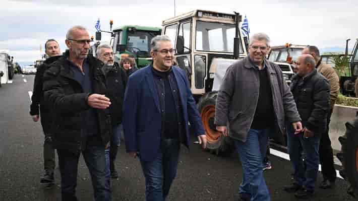 agrotes-mploko-karditsa-1 Στο μεγαλειώδες μπλόκο στον Ε - 65 στην Καρδίτσα βρίσκεται ο ΓΓ της ΚΕ του ΚΚΕ Δημήτρης Κουτσούμπας