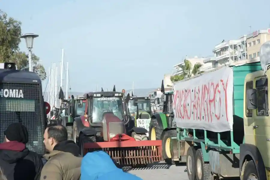 Με εκσκαφέα επιχειρούν οι αγρότες να σπάσουν την περίφραξη στο λιμάνι του Βόλου