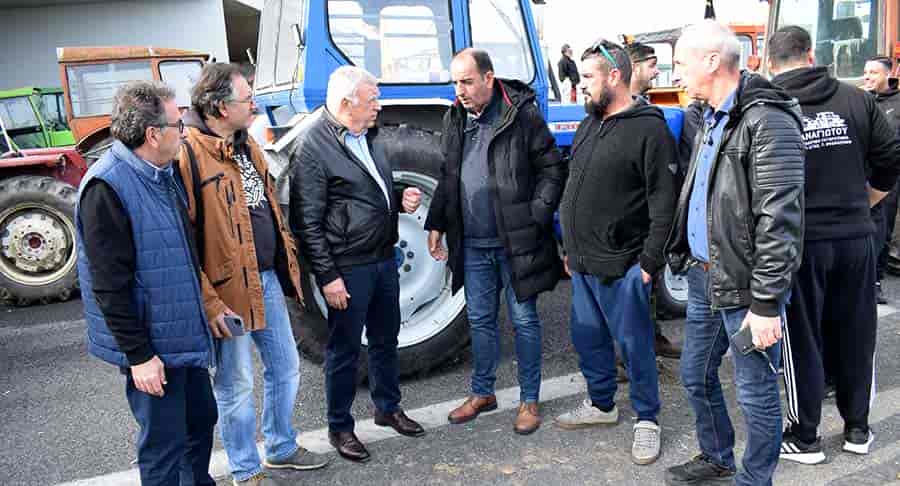 bloko-1-021225 Στο μπλόκο των αγροτών ο Δήμαρχος Κιλελέρ Θανάσης Νασιακόπουλος