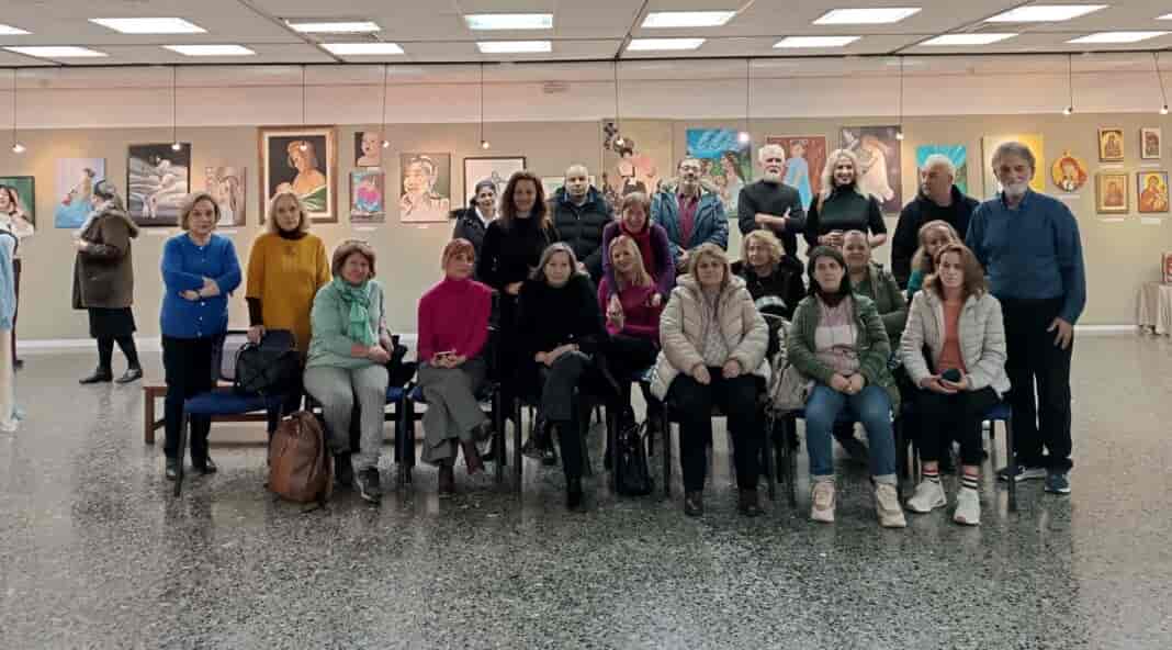 f1d9103f-68ee-4712-8f56-6fbcc378a959 ΔΕΛΤΙΟ ΤΥΠΟΥ ΑΠΟ ΤΗΝ ΕΠΊΣΚΕΨΗ ΤΟΥ 1ου ΣΔΕ ΛΑΡΙΣΑΣ Μια ευχάριστη εμπειρία έζησαν οι εκπαιδευόμενοι της ομάδας project με τίτλο «Στην αυλή των χρωμάτων», του 1ου ΣΔΕ Λάρισας. Συνοδευόμενοι από τις εκπαιδευτικούς Εύη Κουτσούκη και Κατερίνα Παπαζέτη, επισκέφτηκαν την έκθεση εικαστικών με τίτλο «ΠΑΙΔΙ, ΠΝΟΗ ΤΟΥ ΜΕΛΛΟΝΤΟΣ», που διοργανώνει ο Σύλλογος Εικαστικών Ν. Λάρισας, σε συνεργασία με την Αντιδημαρχία Πολιτισμού του Δήμου Λαρισαίων, στο Χατζηγιάννειο Πνευματικό Κέντρο, στην αίθουσα Τάκη Τλούπα. Σύνδεσμος για την επαφή με την έκθεση στάθηκε η απόφοιτη του 1ου ΣΔΕ κ. Αρτεμισία Χρήστου, ζωγράφος, η οποία συμμετείχε στην έκθεση με δύο υπέροχα έργα της. Αρχικά, ο Πρόεδρος του Συλλόγου Εικαστικών κ. Γιάννης Γεωργιάδης υποδέχτηκε τους εκπαιδευομένους και έκανε μια γενική εισήγηση για την όλη έκθεση. Στη συνέχεια, τους επισκέπτες ξενάγησαν στον χώρο κάποιοι από τους καλλιτέχνες, οι οποίοι ένας ένας χωριστά παρουσίασαν τα έργα τους, μίλησαν συνοπτικά για την έμπνευσή τους, τις τεχνοτροπίες που ακολούθησαν και τους χρωματικούς συνδυασμούς που χρησιμοποίησαν. Οι εκπαιδευόμενοι ενθουσιάστηκαν από τα έργα, έβγαλαν φωτογραφίες, συγχάρηκαν τους παριστάμενους καλλιτέχνες, ενώ έλυσαν πολλές απορίες τους με τη συζήτηση που είχαν μαζί τους. Ο Διευθυντής του Σχολείου, οι εκπαιδευτικοί και οι εκπαιδευόμενοι του project «Στην αυλή των χρωμάτων» αισθάνονται την ανάγκη να ευχαριστήσουν τους καλλιτέχνες: Γιάννη Γεωργιάδη, Βούλα Κουτσιαρή, Καίτη Τσικούρα, Σωτήρη Λάππα, Ευθύμιο Γκουντή, Ρέντα Χρήστο, Δημήτριο Βλαχάκη, Έλντα Μπαρμπούτση Ευθύμιο Παπανδρέου, Μάγδα Τσιφλικιώτη, Ελένη Αναστασίου, Σμαλιαρά Μάρθα και Αρτεμισία Χρήστου