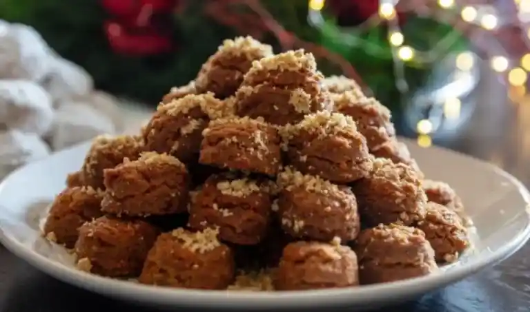 Κουραμπιές ή μελομακάρονο; Μελομακάρονο δαγκωτό ψηφίζει το 62,2% των Ελλήνων