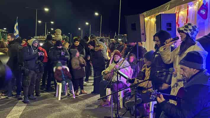 Πρωτοχρονιάτικο ρεβεγιόν στο μπλόκο της Νίκαιας έστησαν οι αγρότες