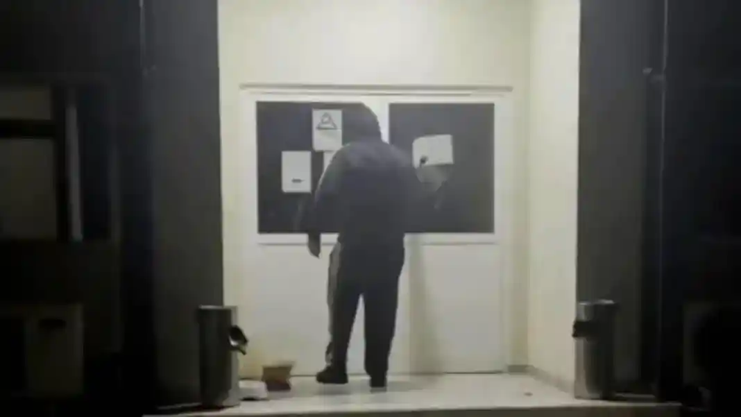 rouvikonas-1200x675 Μέλη του Ρουβίκωνα έκαναν καταδρομική επίθεση στα γραφεία του ΟΠΕΚΕΠΕ στη Λάρισα