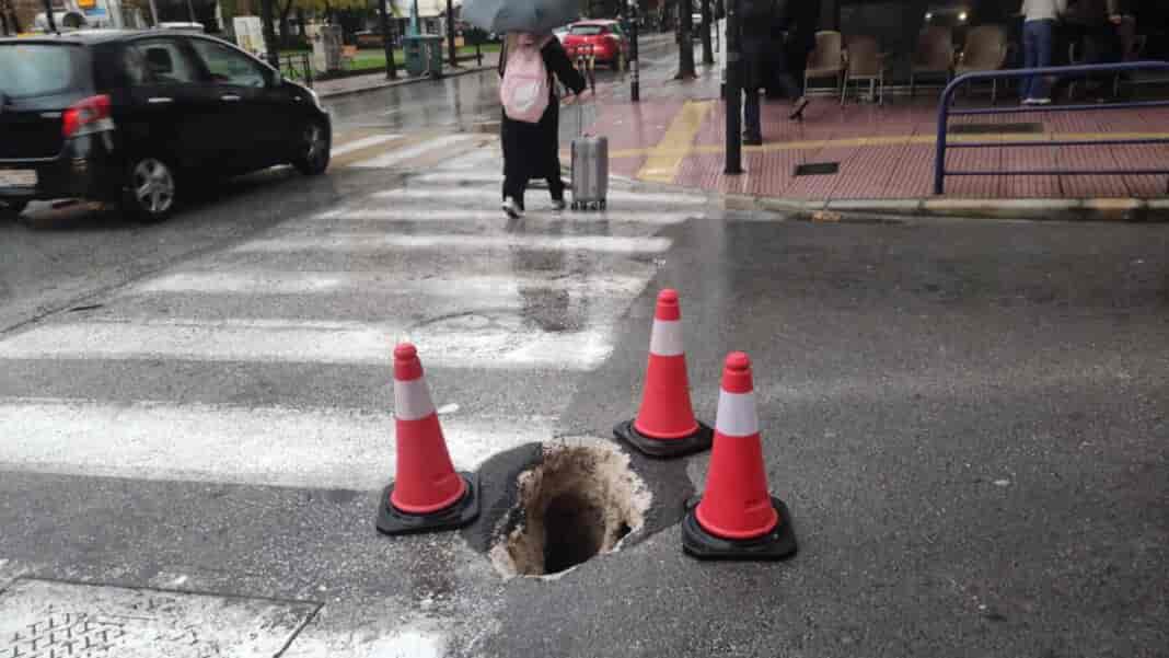 Καθίζηση σε κεντρικό δρόμο της Λάρισας εξαιτίας της βροχόπτωσης (ΦΩΤΟ)