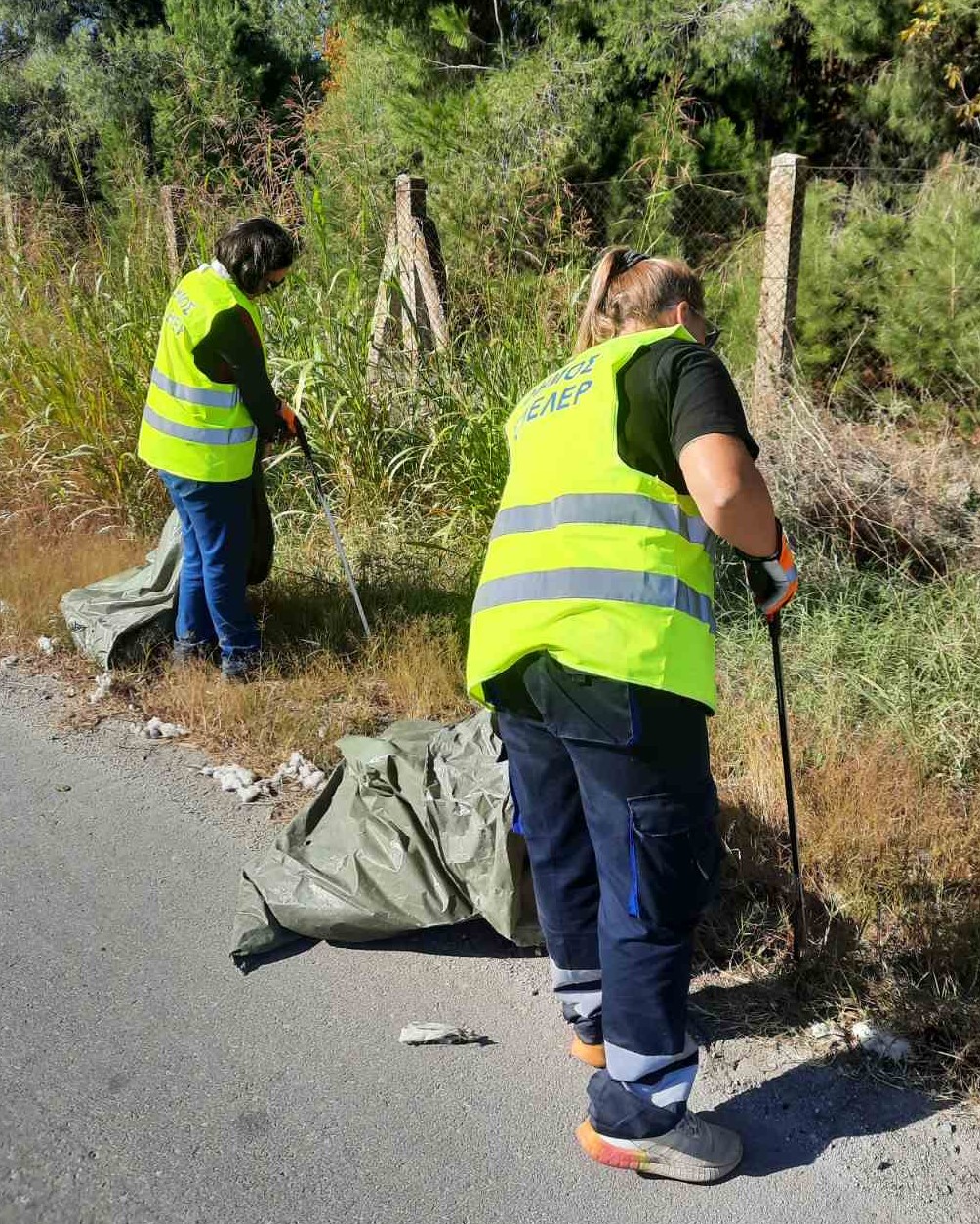 Ξεκίνησε η αποκομιδή απορριμμάτων σε περιφερειακούς και παράπλευρους δρόμους εντός του Δήμου Κιλελέρ Στο άρθρο 41 του ν.5056/2023 περί αναμόρφωσης του συστήματος διακυβέρνησης Οργανισμών Τοπικής Αυτοδιοίκησης α’ και β’ βαθμού, που ψήφισε η Βουλή των Ελλήνων, καταγράφεται ότι «…η ευθύνη αποκομιδής απορριμμάτων του οδικού δικτύου αρμοδιότητας περιφερειών και των παράπλευρων δρόμων αυτών, των νησίδων τους, των υπόγειων διαβάσεων, καθώς και των πρανών αυτών ασκείται από τους δήμους, κατά το τμήμα που διέρχεται εντός των ορίων τους». Στη συνέχεια, με απόφαση του τότε Αναπληρωτή Υπουργού Εσωτερικών και νυν Υπουργού Θεόδωρου Λιβάνιου, βάση του παραπάνω νόμου, κατανεμήθηκε στο Δήμο Κιλελέρ το ποσό των 82.000 ευρώ για την αποκομιδή και τον καθαρισμό των περιφερειακών – παράπλευρων δρόμων και των νησίδων συνολικού μήκους 230 χλμ. Το ποσό αυτό με απόφαση του Δημοτικού Συμβουλίου κατανεμήθηκε στον προϋπολογισμό του Δήμου Κιλελέρ. Κατόπιν τούτου ξεκίνησε η αποκομιδή των απορριμμάτων του οδικού δικτύου που διέρχεται εντός του Δήμου. Ο Αντιδήμαρχος Καθαριότητας, Πρασίνου και Πολιτικής Προστασίας Τριαντάφυλλος Τσινούλης που έκανε επιστασία των εργασιών της αποκομιδής των απορριμμάτων δήλωσε σχετικά: «Στη Δημοτική Αρχή έχουμε κατανοήσει την ανάγκη για τη συνεχιζόμενη αναβάθμιση της ποιότητας ζωής των πολιτών και της αστικής μας εικόνας. Ως εκ τούτου, προχωρήσαμε σε ένα οργανωμένο και συστηματικό πρόγραμμα καθαρισμού των οδών, των νησίδων, των υπόγειων διαβάσεων καθώς και των πρανών που αποτελούν όχι μόνο σημεία συνάντησης των δρόμων αλλά και κρίσιμα σημεία για την εικόνα και τη λειτουργικότητα του Δήμου μας. Οι καθαροί και ευπρεπείς χώροι είναι απαραίτητοι για τη βελτίωση της κυκλοφορίας, της ασφάλειας, και την αισθητική του δημόσιου χώρου. Η καθαριότητα και η συντήρηση αυτών των σημείων θα ενισχύσει την οδική ασφάλεια, θα μειώσει τον κίνδυνο ατυχημάτων και θα δημιουργήσει μια πιο ευχάριστη εικόνα για τους κατοίκους και τους επισκέπτες του Δήμου μας. Η Δημοτική Αρχή και κατ’ επέκταση η Αντιδημαρχία Καθαριότητας, Πρασίνου και Πολιτικής Προστασίας έχει ήδη κινητοποιήσει συνεργεία για τον καθαρισμό και την απομάκρυνση κάθε είδους απορριμμάτων και υπολειμμάτων από τους κόμβους οδών ενώ παράλληλα προγραμματίζεται η τακτική συντήρηση και η φύτευση πρασίνου για τη βελτίωση της αισθητικής και του περιβάλλοντος. Καλούμε όλους τους πολίτες να συμμετάσχουν ενεργά στη διατήρηση της καθαριότητας και να ενημερώνουν την υπηρεσία καθαριότητας για τυχόν προβλήματα ή ελλείψεις, ώστε να συνεχίσουμε από κοινού να δημιουργούμε ένα πιο καθαρό, ασφαλές και φιλόξενο περιβάλλον για όλους». 