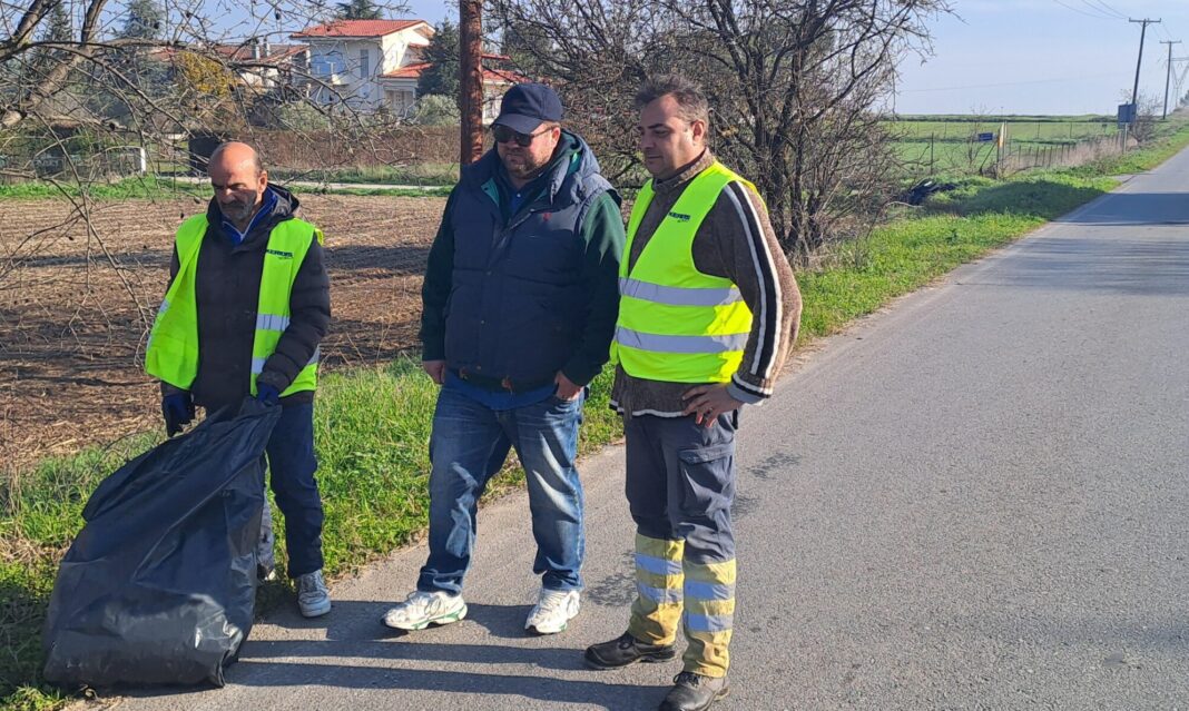 Ξεκίνησε η αποκομιδή απορριμμάτων σε περιφερειακούς και παράπλευρους δρόμους εντός του Δήμου Κιλελέρ Στο άρθρο 41 του ν.5056/2023 περί αναμόρφωσης του συστήματος διακυβέρνησης Οργανισμών Τοπικής Αυτοδιοίκησης α’ και β’ βαθμού, που ψήφισε η Βουλή των Ελλήνων, καταγράφεται ότι «…η ευθύνη αποκομιδής απορριμμάτων του οδικού δικτύου αρμοδιότητας περιφερειών και των παράπλευρων δρόμων αυτών, των νησίδων τους, των υπόγειων διαβάσεων, καθώς και των πρανών αυτών ασκείται από τους δήμους, κατά το τμήμα που διέρχεται εντός των ορίων τους». Στη συνέχεια, με απόφαση του τότε Αναπληρωτή Υπουργού Εσωτερικών και νυν Υπουργού Θεόδωρου Λιβάνιου, βάση του παραπάνω νόμου, κατανεμήθηκε στο Δήμο Κιλελέρ το ποσό των 82.000 ευρώ για την αποκομιδή και τον καθαρισμό των περιφερειακών – παράπλευρων δρόμων και των νησίδων συνολικού μήκους 230 χλμ. Το ποσό αυτό με απόφαση του Δημοτικού Συμβουλίου κατανεμήθηκε στον προϋπολογισμό του Δήμου Κιλελέρ. Κατόπιν τούτου ξεκίνησε η αποκομιδή των απορριμμάτων του οδικού δικτύου που διέρχεται εντός του Δήμου. Ο Αντιδήμαρχος Καθαριότητας, Πρασίνου και Πολιτικής Προστασίας Τριαντάφυλλος Τσινούλης που έκανε επιστασία των εργασιών της αποκομιδής των απορριμμάτων δήλωσε σχετικά: «Στη Δημοτική Αρχή έχουμε κατανοήσει την ανάγκη για τη συνεχιζόμενη αναβάθμιση της ποιότητας ζωής των πολιτών και της αστικής μας εικόνας. Ως εκ τούτου, προχωρήσαμε σε ένα οργανωμένο και συστηματικό πρόγραμμα καθαρισμού των οδών, των νησίδων, των υπόγειων διαβάσεων καθώς και των πρανών που αποτελούν όχι μόνο σημεία συνάντησης των δρόμων αλλά και κρίσιμα σημεία για την εικόνα και τη λειτουργικότητα του Δήμου μας. Οι καθαροί και ευπρεπείς χώροι είναι απαραίτητοι για τη βελτίωση της κυκλοφορίας, της ασφάλειας, και την αισθητική του δημόσιου χώρου. Η καθαριότητα και η συντήρηση αυτών των σημείων θα ενισχύσει την οδική ασφάλεια, θα μειώσει τον κίνδυνο ατυχημάτων και θα δημιουργήσει μια πιο ευχάριστη εικόνα για τους κατοίκους και τους επισκέπτες του Δήμου μας. Η Δημοτική Αρχή και κατ’ επέκταση η Αντιδημαρχία Καθαριότητας, Πρασίνου και Πολιτικής Προστασίας έχει ήδη κινητοποιήσει συνεργεία για τον καθαρισμό και την απομάκρυνση κάθε είδους απορριμμάτων και υπολειμμάτων από τους κόμβους οδών ενώ παράλληλα προγραμματίζεται η τακτική συντήρηση και η φύτευση πρασίνου για τη βελτίωση της αισθητικής και του περιβάλλοντος. Καλούμε όλους τους πολίτες να συμμετάσχουν ενεργά στη διατήρηση της καθαριότητας και να ενημερώνουν την υπηρεσία καθαριότητας για τυχόν προβλήματα ή ελλείψεις, ώστε να συνεχίσουμε από κοινού να δημιουργούμε ένα πιο καθαρό, ασφαλές και φιλόξενο περιβάλλον για όλους».