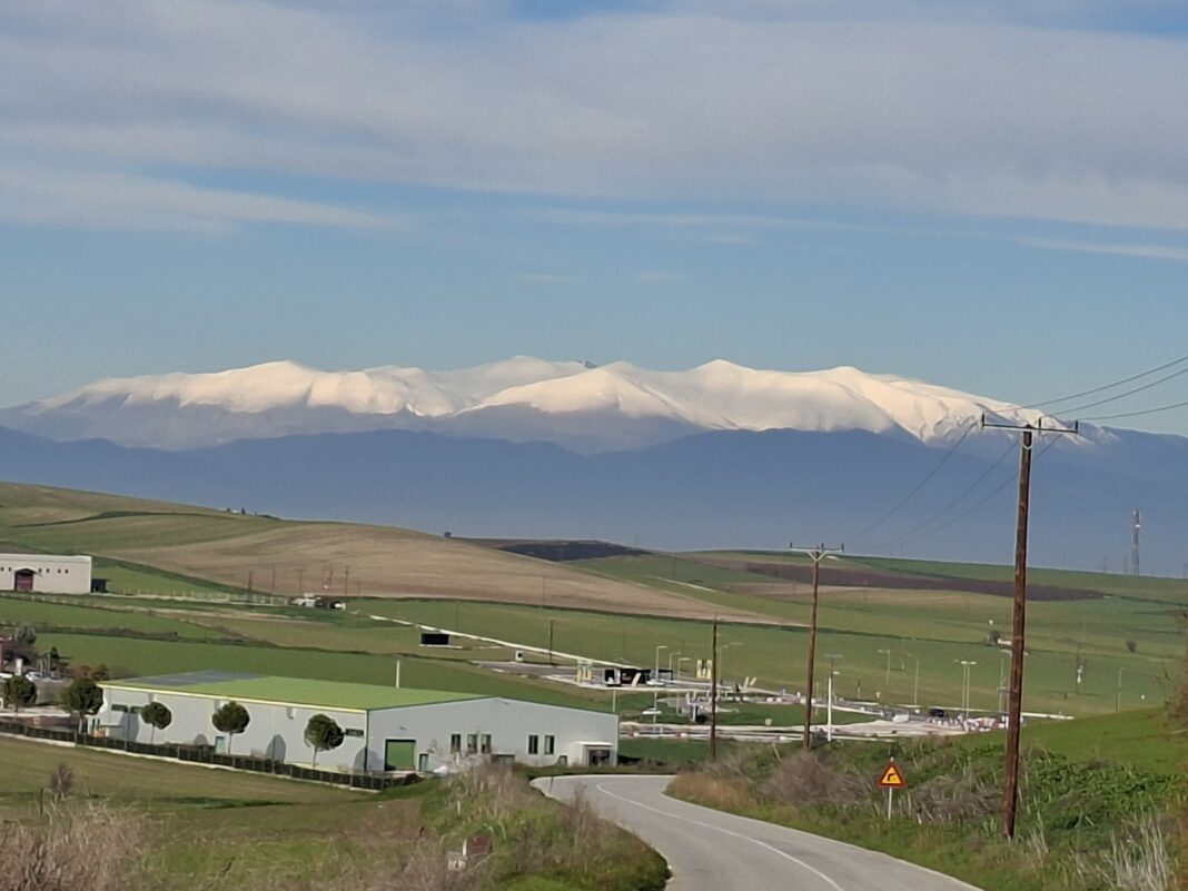 Βουνό Όλυμπος από Λάρισα με χιόνια στην κορυφή του