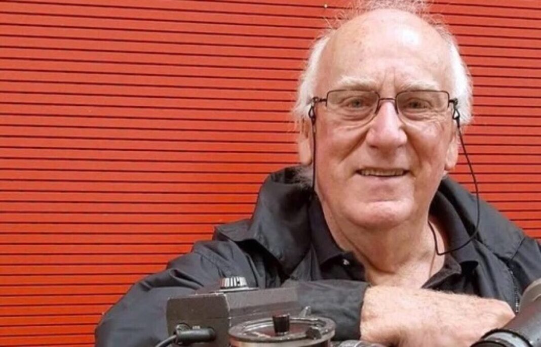 Με βαθιά θλίψη το Θεσσαλικό Θέατρο αποχαιρετά τον σπουδαίο καλλιτέχνη Ανδρέα Μπέλλη, που άφησε ανεξίτηλο το στίγμα του ως διευθυντής φωτογραφίας στον ελληνικό κινηματογράφο. Παράλληλα, εργάστηκε ως σχεδιαστής φωτισμών με θεατρικά σχήματα, μουσικές σκηνές, χοροθέατρα, κρατικές και δημοτικές σκηνές, ενώ ανέλαβε φωτισμούς σε εκδηλώσεις,τελετές του Φεστιβάλ Θεσσαλονίκης και επιδείξεις μόδας. Με το Θεσσαλικό Θέατρο συνεργάστηκε στην παράσταση «Το Καφενείο» του Κάρλο Γκολντόνι το 1984 σε σκηνοθεσία του αείμνηστου Βασίλη Παπαβασιλείου και σκηνικά - κοστούμια Γιώργου Ζιάκα. Μια παράσταση, η οποία ξεχωρίζει στην ιστορία του Θεσσαλικού Θεάτρου, καθώς απέσπασε διθυραμβικές κριτικές, αγαπήθηκε από το κοινό και θεωρήθηκε τομή στην μέχρι τότε πορεία του. Εκφράζουμε τα ειλικρινή μας συλλυπητήρια στην οικογένεια και τους οικείους του. Θα τον θυμόμαστε πάντα με σεβασμό και αγάπη.