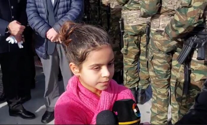 aposstolia-stavros-696x421 Βόλος: Η 9χρονη Αποστολία βούτηξε στα νερά του Παγασητικού για τον Σταυρό