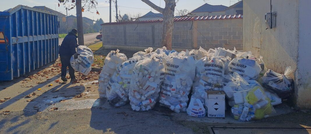 fytofarmaka Ολοκληρώθηκε με επιτυχία το πρόγραμμα ορθής διαχείρισης κενών συσκευασιών φυτοφαρμάκων» - Θανάσης Νασιακόπουλος: Υπερκεράσαμε τον στόχο συλλέγοντας 180.000 κενές συσκευασίες φυτοφαρμάκων Ολοκληρώθηκε με ιδιαίτερη επιτυχία το πρόγραμμα ορθής διαχείρισης κενών πλαστικών συσκευασιών φυτοφαρμάκων που υλοποίησε η Αντιδημαρχία Πρασίνου Καθαριότητας και Πολιτικής Προστασίας, του Δήμου Κιλελέρ. Ο Αντιδήμαρχος Τριαντάφυλλος Τσινούλης έκανε την ακόλουθη δήλωση: «Στο Δήμο μας γίνεται μια συντονισμένη προσπάθεια για την επίλυση του προβλήματος που διογκώνεται λόγω της παραγωγής αποβλήτων από τα φυτοφάρμακα που χρησιμοποιούν οι αγρότες κατά την διαχείριση των συσκευασιών τους. Πρακτικά το πρόβλημα είναι έντονο στους Δήμους με μεγάλες αγροτικές εκτάσεις όπως και ο δικός μας. Συγκεκριμένα, οι συσκευασίες φυτοφαρμάκων απορρίπτονταν συνήθως μετά το άδειασμά τους στα σημεία υδροληψίας, όπου χρησιμοποιήθηκαν, θέτοντας σε κίνδυνο την ανθρώπινη υγεία και το περιβάλλον. Βασικός στόχος για την αποτελεσματική λειτουργία ενός συστήματος διαχείρισης των κενών συσκευασιών είναι η διαλογή και συλλογή τους από τον ίδιο το χρήστη έτσι ώστε να μην καθίστανται επικίνδυνα απόβλητα. Συγκεκριμένα ειδικές διάφανες σακούλες μοιράζονται από τον Δήμο σε επιχειρηματίες εμπόρους του κλάδου και σε όλους τους αγρότες. Πολλές φορές τον χρόνο γίνεται διαχείριση των κενών συσκευασιών ανάλογα με την καλλιέργεια. Οι παραγωγοί κρατούν αποθηκευμένους τους σάκους με τα κενά συσκευασίας των οποίων η φόρτωση γίνεται από πιστοποιημένη εταιρεία διαχείρισής τους και μεταφέρονται σε αδειοδοτημένη εγκατάσταση αποθήκευσης επικίνδυνων αποβλήτων ». Από την Αντιδημαρχία Πρασίνου Καθαριότητας και Πολιτικής Προστασίας ανακοινώθηκε ότι κατά το έτος 2025 περισυνελέγησαν 150.000 κενά συσκευασιών φυτοφαρμάκων αριθμός κατά πολύ μεγαλύτερος από την προηγούμενη χρονιά. Ο Δήμαρχος Κιλελέρ Θανάσης Νασιακόπουλος δήλωσε σχετικά: «Αυτός ο ιδιαίτερα μεγάλος αριθμός συλλεχθέντων κενών φιαλών, ο οποίος υπερκέρασε τον αρχικό στόχο που είχαμε θέσει, δεν επιτεύχθηκε τυχαία, δεν ήταν μια σύμπτωση συγκυριών και καταστάσεων. Ήταν μια οργανωμένη προσπάθεια και συνεργασία της Αντιδημαρχίας Πρασίνου Καθαριότητας και Πολιτικής Προστασίας, των τοπικών Αντιδημάρχων, των Δημοτικών Συμβούλων, των Προέδρων των τοπικών κοινοτήτων και των αγροτών μας που αύξησαν κατακόρυφα τη συμμετοχή τους. Όλους αυτούς τους ευχαριστώ δημόσια για τη συμμετοχή τους στο πρόγραμμα και για τη συνεισφορά τους στην επιτυχή διεκπεραίωσή του. Όλοι μαζί, αφού επεξεργαστήκαμε τη στρατηγική για την προστασία του περιβάλλοντος, θέσαμε νέους υψηλότερους στόχους τους οποίους και πετύχαμε κατορθώνοντας να συλλέξουμε περίπου 180.000 κενές φιάλες φυτοφαρμάκων».