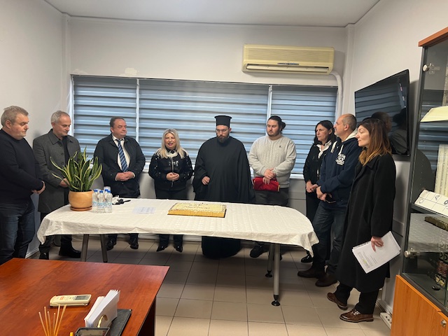 koph_pitas5 «Κοπή της Πρωτοχρονιάτικης πίτας της Διεύθυνσης Δευτεροβάθμιας Εκπαίδευσης Καρδίτσας