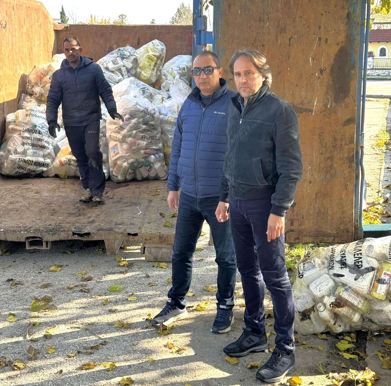 Ολοκληρώθηκε με επιτυχία το πρόγραμμα ορθής διαχείρισης κενών συσκευασιών φυτοφαρμάκων»
- Θανάσης Νασιακόπουλος: Υπερκεράσαμε τον στόχο συλλέγοντας 180.000 κενές συσκευασίες φυτοφαρμάκωνΟλοκληρώθηκε με ιδιαίτερη επιτυχία το πρόγραμμα ορθής διαχείρισης κενών πλαστικών συσκευασιών φυτοφαρμάκων που υλοποίησε η Αντιδημαρχία Πρασίνου Καθαριότητας και Πολιτικής Προστασίας, του Δήμου Κιλελέρ. Ο Αντιδήμαρχος Τριαντάφυλλος Τσινούλης έκανε την ακόλουθη δήλωση: «Στο Δήμο μας γίνεται μια συντονισμένη προσπάθεια για την επίλυση του προβλήματος που διογκώνεται λόγω της παραγωγής αποβλήτων από τα φυτοφάρμακα που χρησιμοποιούν οι αγρότες κατά την διαχείριση των συσκευασιών τους. Πρακτικά το πρόβλημα είναι έντονο στους Δήμους με μεγάλες αγροτικές εκτάσεις όπως και ο δικός μας. Συγκεκριμένα, οι συσκευασίες φυτοφαρμάκων απορρίπτονταν συνήθως μετά το άδειασμά τους στα σημεία υδροληψίας, όπου χρησιμοποιήθηκαν, θέτοντας σε κίνδυνο την ανθρώπινη υγεία και το περιβάλλον. Βασικός στόχος για την αποτελεσματική λειτουργία ενός συστήματος διαχείρισης των κενών συσκευασιών είναι η διαλογή και συλλογή τους από τον ίδιο το χρήστη έτσι ώστε να μην καθίστανται επικίνδυνα απόβλητα. Συγκεκριμένα ειδικές διάφανες σακούλες μοιράζονται από τον Δήμο σε επιχειρηματίες εμπόρους του κλάδου και σε όλους τους αγρότες. Πολλές φορές τον χρόνο γίνεται διαχείριση των κενών συσκευασιών ανάλογα με την καλλιέργεια. Οι παραγωγοί κρατούν αποθηκευμένους τους σάκους με τα κενά συσκευασίας των οποίων η φόρτωση γίνεται από πιστοποιημένη εταιρεία διαχείρισής τους και μεταφέρονται σε αδειοδοτημένη εγκατάσταση αποθήκευσης επικίνδυνων αποβλήτων ».
Από την Αντιδημαρχία Πρασίνου Καθαριότητας και Πολιτικής Προστασίας ανακοινώθηκε ότι κατά το έτος 2025 περισυνελέγησαν 150.000 κενά συσκευασιών φυτοφαρμάκων αριθμός κατά πολύ μεγαλύτερος από την προηγούμενη χρονιά.
Ο Δήμαρχος Κιλελέρ Θανάσης Νασιακόπουλος δήλωσε σχετικά: «Αυτός ο ιδιαίτερα μεγάλος αριθμός συλλεχθέντων κενών φιαλών, ο οποίος υπερκέρασε τον αρχικό στόχο που είχαμε θέσει, δεν επιτεύχθηκε τυχαία, δεν ήταν μια σύμπτωση συγκυριών και καταστάσεων. Ήταν μια οργανωμένη προσπάθεια και συνεργασία της Αντιδημαρχίας Πρασίνου Καθαριότητας και Πολιτικής Προστασίας, των τοπικών Αντιδημάρχων, των Δημοτικών Συμβούλων, των Προέδρων των τοπικών κοινοτήτων και των αγροτών μας που αύξησαν κατακόρυφα τη συμμετοχή τους. Όλους αυτούς τους ευχαριστώ δημόσια για τη συμμετοχή τους στο πρόγραμμα και για τη συνεισφορά τους στην επιτυχή διεκπεραίωσή του. Όλοι μαζί, αφού επεξεργαστήκαμε τη στρατηγική για την προστασία του περιβάλλοντος, θέσαμε νέους υψηλότερους στόχους τους οποίους και πετύχαμε κατορθώνοντας να συλλέξουμε περίπου 180.000 κενές φιάλες φυτοφαρμάκων».