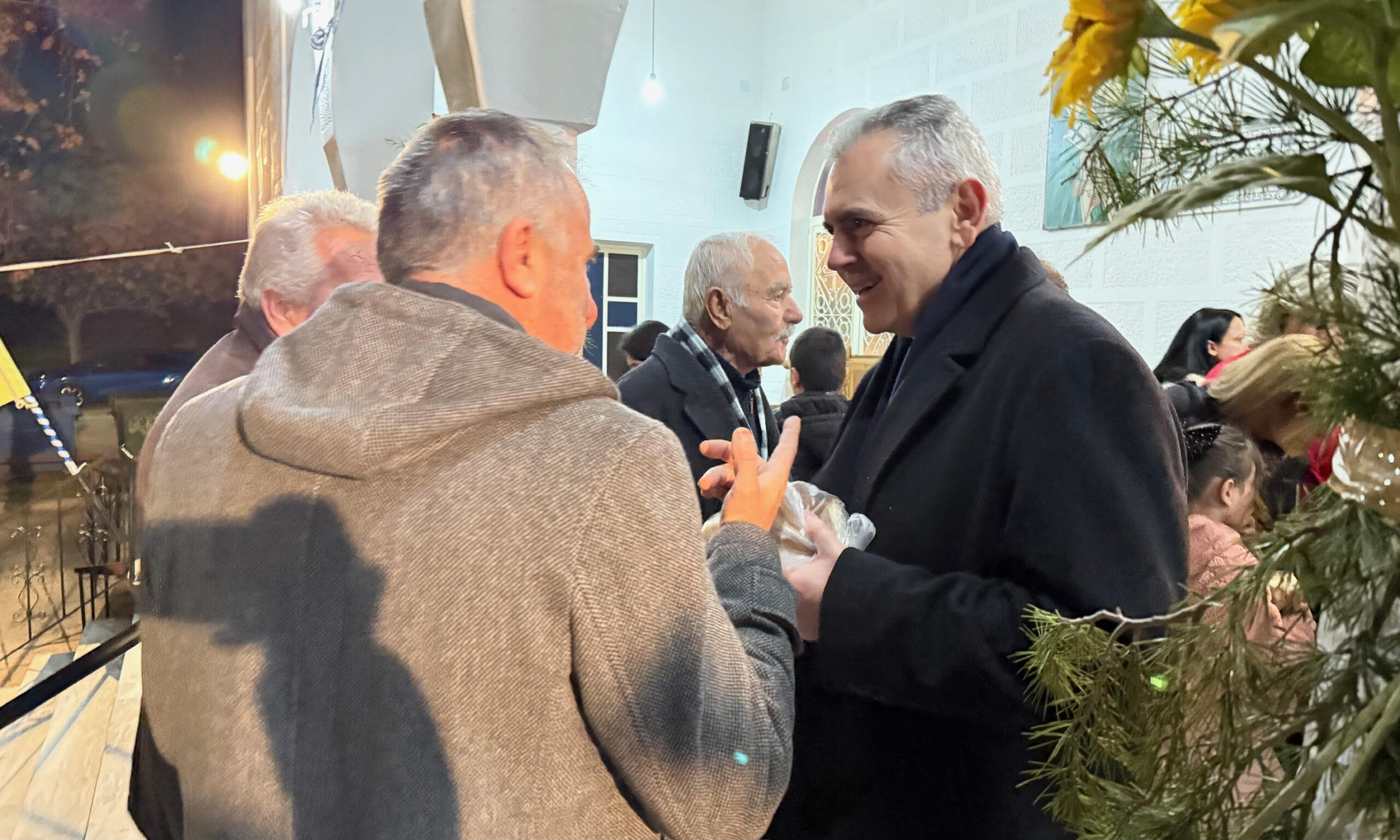 Στη Μάνδρα για την εορτή του πολιούχου του χωριού Αγίου Βασιλείου βρέθηκε την παραμονή της πρωτοχρονιάς ο Γενικός Γραμματέας της Κοινοβουλευτικής Ομάδας της Νέας Δημοκρατίας, βουλευτής Λαρίσης, κ. Μάξιμος Χαρακόπουλος.
Ο Θεσσαλός πολιτικός συμμετείχε στον πανηγυρικό εσπερινό που λαμπρύναν με την παρουσία τους κληρικοί της Ιεράς Μητροπόλεως Λαρίσης και Τυρνάβου, παρουσία του δημάρχου Λαρισαίων κ. Θανάση Μαμάκου, της δημοτικής συμβούλου κ. Ελίζας Παπαδοπούλου, του προέδρου του χωριού κ. Σπύρου Καδόγλου και πλήθους πιστών. Στο κήρυγμά του ο αρχιμανδρίτης π. Δωρόθεος αναφέρθηκε στην ευσέβεια των καππαδοκών προσφύγων. Ως γνωστόν, το 1924, μετά τον ξεριζωμό τους από την Καππαδοκία, στο χωριό που δημιούργησαν στη νέα τους πατρίδα, στη Μάνδρα της Λάρισας, οι πρόσφυγες αφιέρωσαν την εκκλησία στη μνήμη του Μεγάλου Βασιλείου, αρχιεπισκόπου Καισαρείας της Καππαδοκίας -όπως ήταν και η δωδεκάτρουλη εκκλησία τους στο Μιστί, η μεγαλύτερη στην Ανατολή.
Ο βουλευτής και ιστορικός ερευνητής του μικρασιατικού ελληνισμού, μετά την αρτοκλασία στη μνήμη του Αγίου Βασιλείου, ευχήθηκε Καλή Χρονιά στους ενορίτες, ενώ ακολούθως, σε καφενείο του χωριού είχε την ευκαιρία να ανταλλάξει απόψεις για τις προκλήσεις της νέας χρονιάς και τις θετικές προοπτικές για τη χώρα, με προϋπόθεση την διατήρηση της πολιτικής σταθερότητας.
