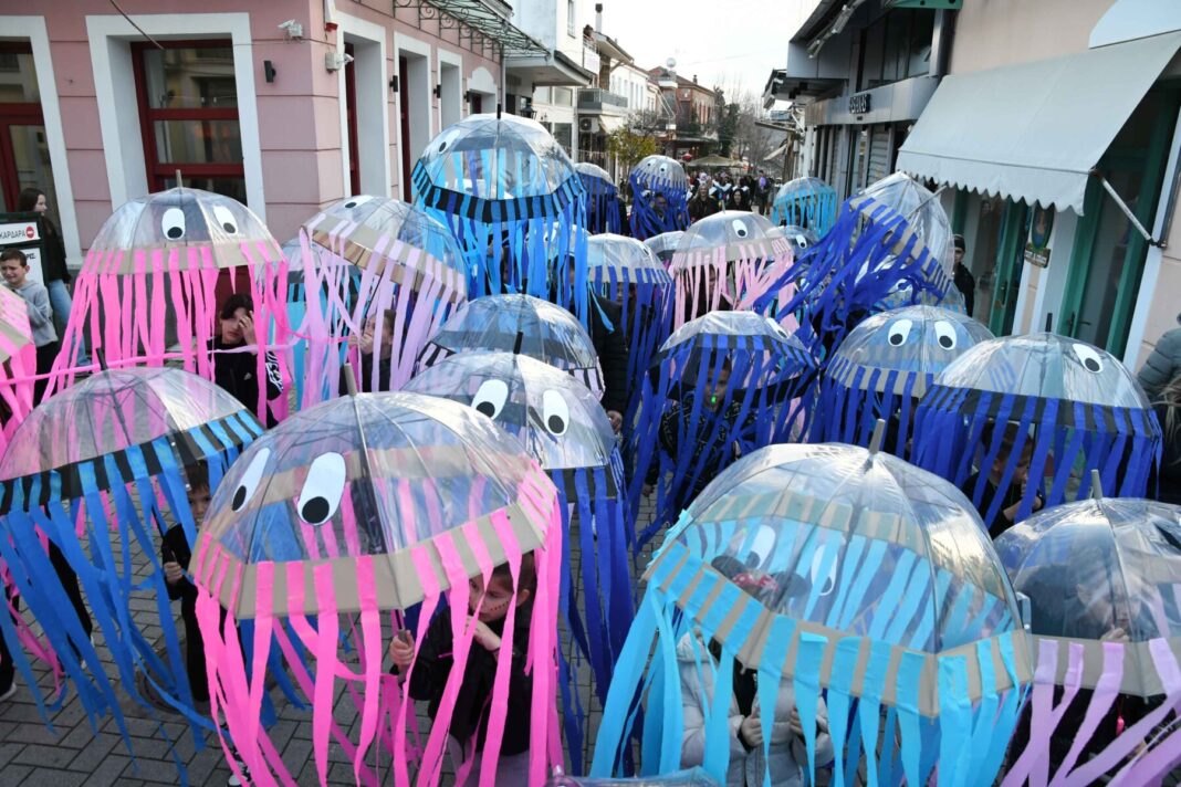 αποκριάτικο ξεφάντωμα στην Αγιά / Πλήθος κόσμου και καρναβαλιστών συμμετείχαν σ’ ένα πολύωρο γλέντι