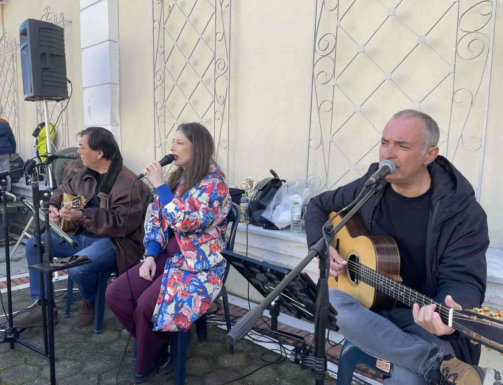 Τσικνοπέμπτη μπροστά από το ΚΑΠΗ Τυρνάβου