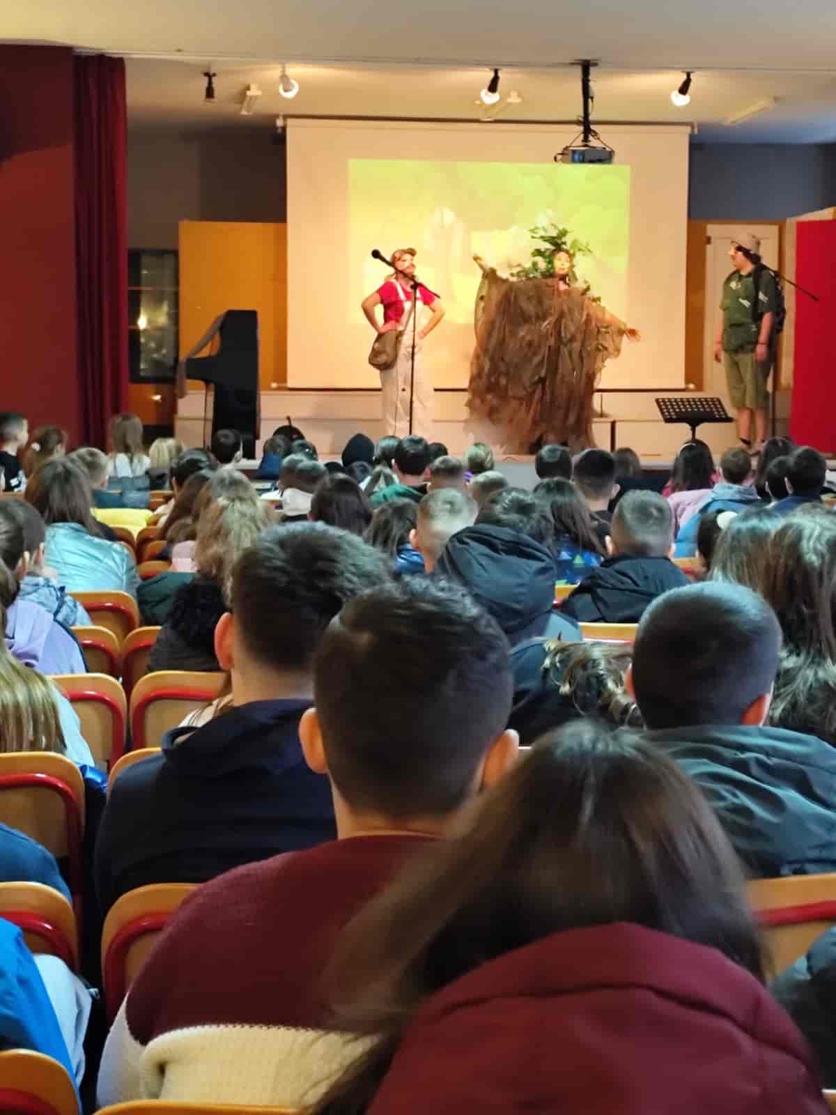 Η παιδική θεατρική παράσταση με τίτλο «Ταξίδι στη χώρα με τους δυο ήλιους» στον Αμπελώνα