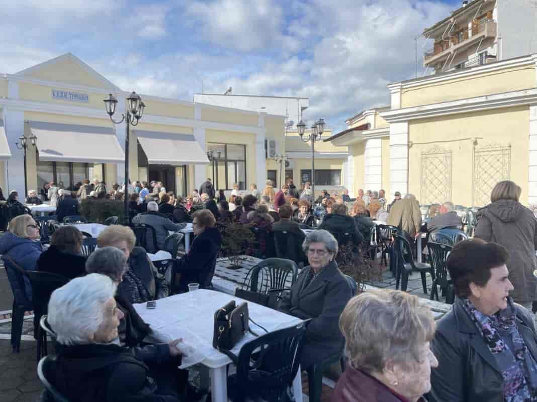 Τσικνοπέμπτη μπροστά από το ΚΑΠΗ Τυρνάβου