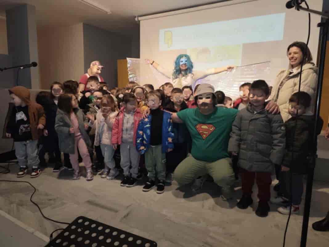 Η παιδική θεατρική παράσταση με τίτλο «Ταξίδι στη χώρα με τους δυο ήλιους» στον Αμπελώνα