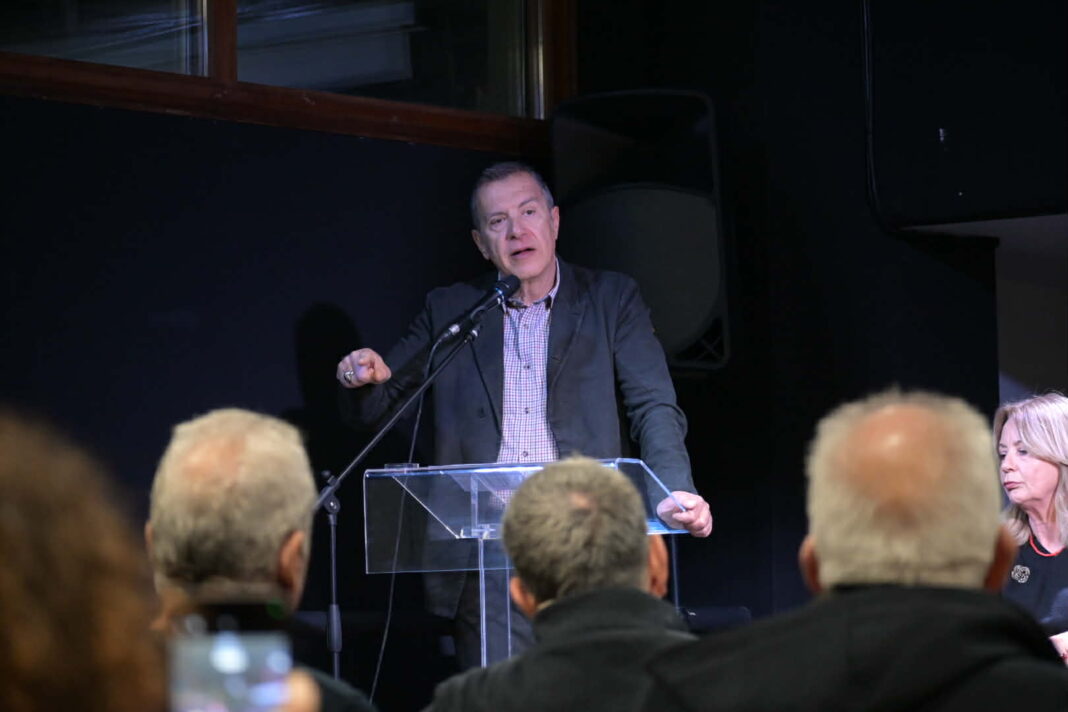 Οι «14 σκιές και αλήθειες της Ελλάδας» του Θεοδωράκη στη Λάρισα