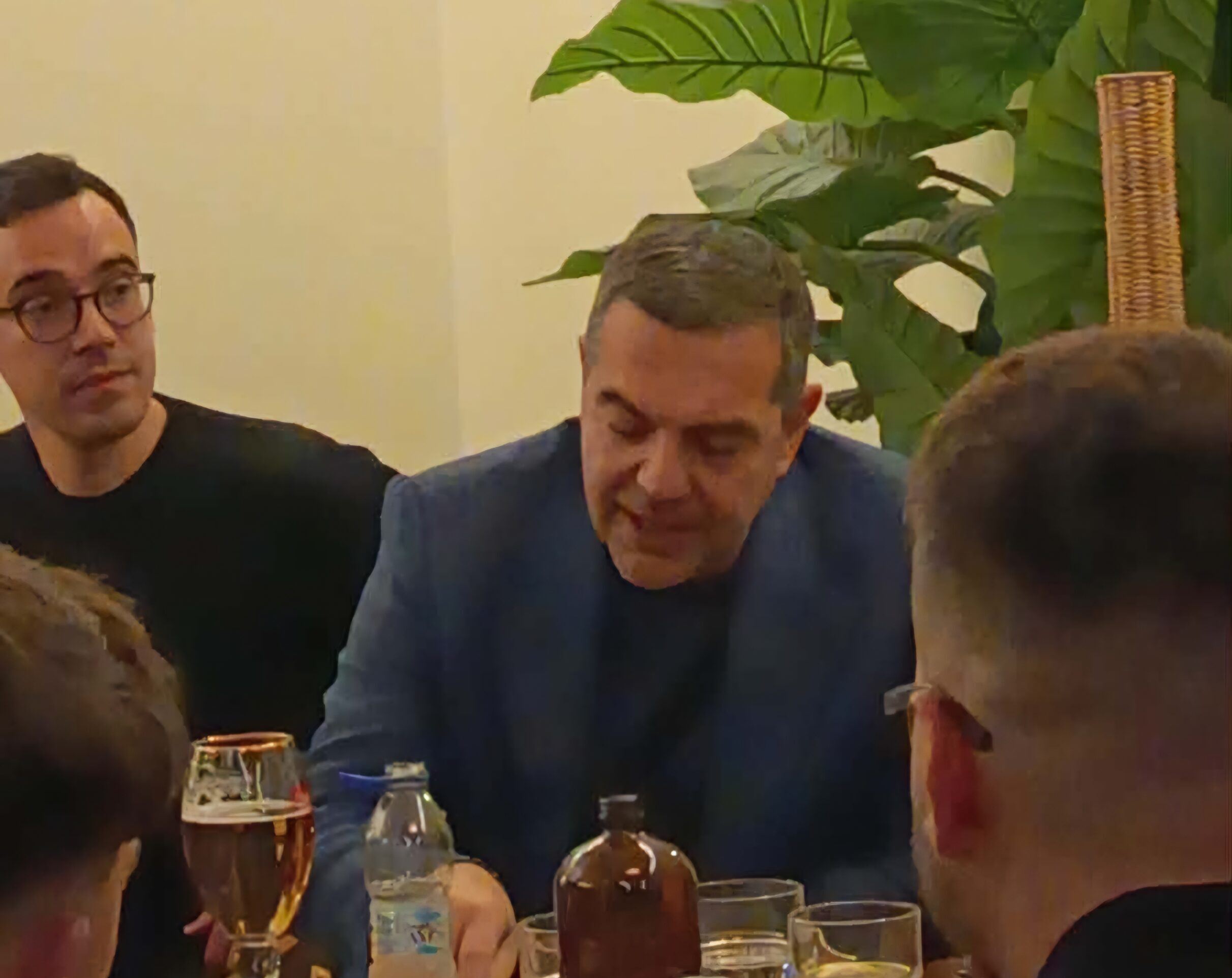 Σε καφέ της Λάρισας ο Αλέξης Τσίπρας παρέα με τη νέα γενιά