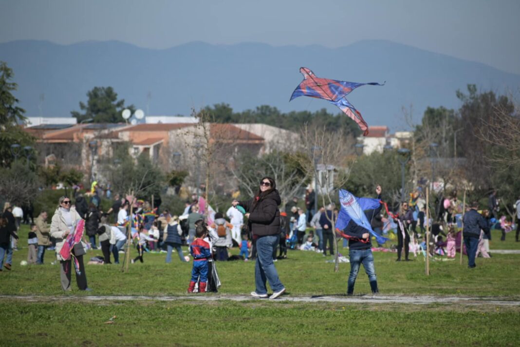 Πέταξαν χαρταετό οι Λαρισαίοι στο Πάρκο Χατζηχαλάρ