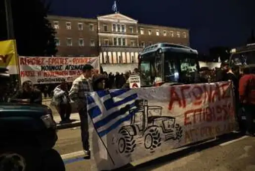 agrotes syntagma 2 Αγρότες: Νέο συλλαλητήριο στο Σύνταγμα, αποχωρούν τα τρακτέρ το μεσημέρι